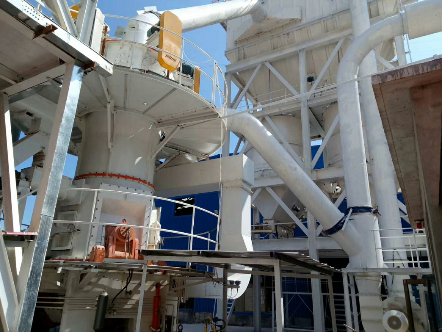 粉煤灰超細(xì)磨機HLMX超細(xì)立磨是粉煤灰綜合利用的給力機械 粉煤灰超細(xì)磨機HLMX超細(xì)立磨是粉煤灰綜合利用的給力機械